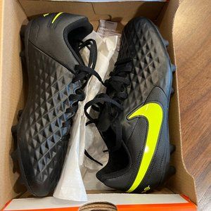 Nike Junior Legend 8 Soccer Cleat - Size 5Y